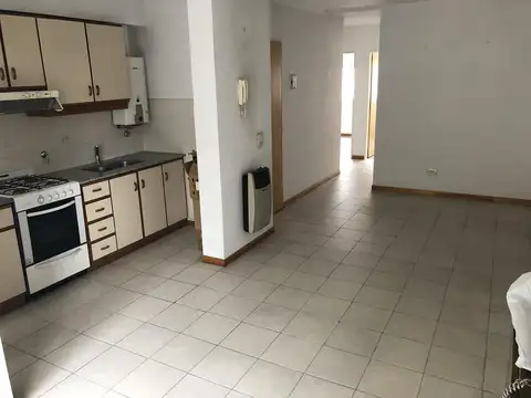 Semipiso al frente de escalera en barrio abasto,  2 dormitorios