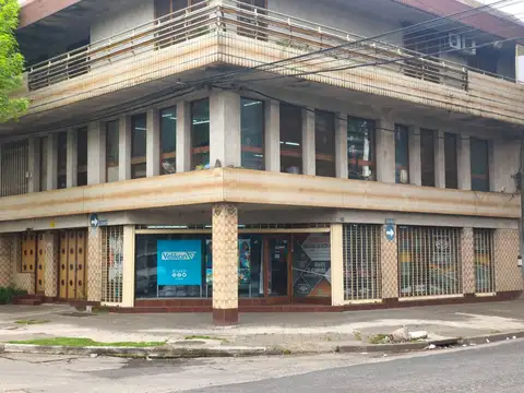 Local comercial en alquiler – 300 m² – esquina vidriada