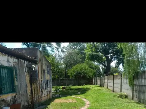 Casa con gran terreno y deposito a refaccionar