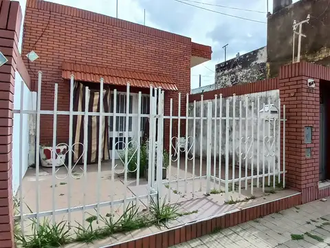 Venta casa al frente - barrio azcuenaga