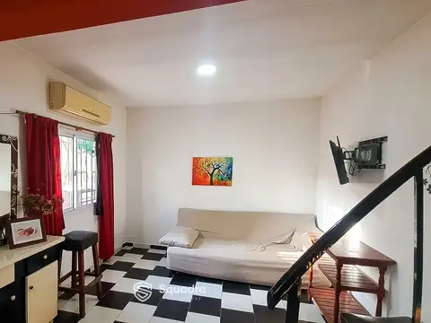 Venta - casa de 2 dormitorios más comodín, y patio - barrio triángulo moderno, rosario.