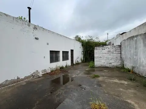 Local y casa de dos dormitorios y patio a reciclar