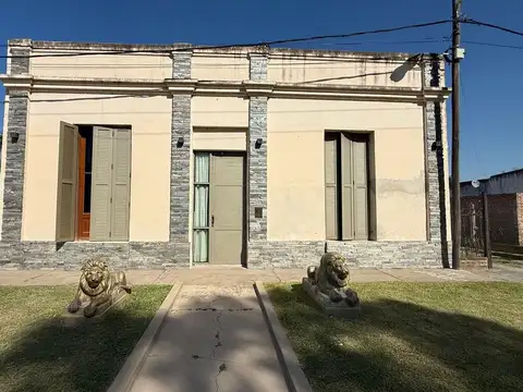 Se vende casa con quincho y pileta en larrechea
