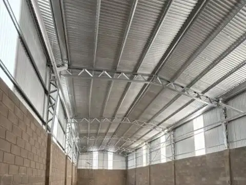 Galpón  300 m2 a estrenar oficina y baño.
