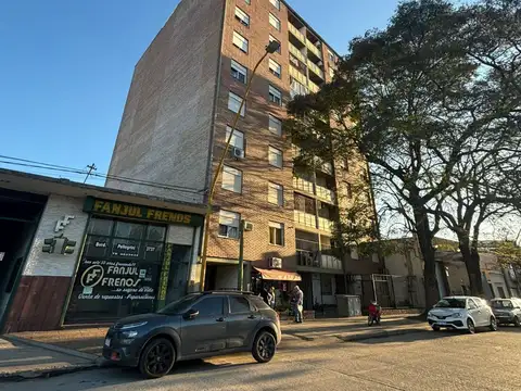 Departamento de 3 dormitorios con cochera sobre bv