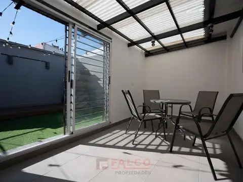 Ph en  parque chacabuco - 4 ambientes con terraza propia y parrilla - sin expensas