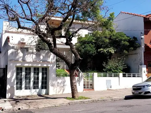 Casa 2 plantas fondo garage posib 2 flias