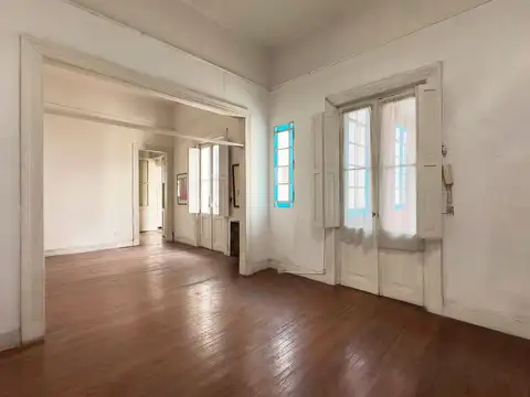 Venta casa a refaccionar con local en balvanera