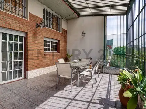 Venta casa 4 ambientes con dependencia, escritorio , playroom, local y cochera e