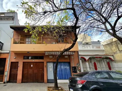 Venta casa  11 ambientes 5 baños con garaje  2 autos balcon y local en flores