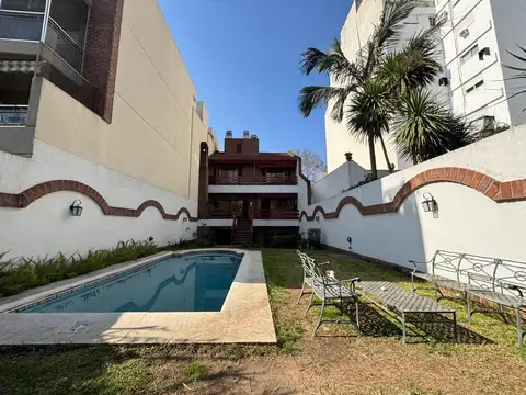 Casa s/ lote de 8.66 de frente x 38 mts de fondo sobre av lastra. exc calidad constructiva.