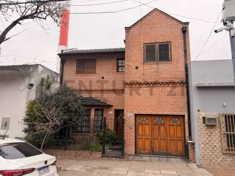 Venta | casa en 2 plantas con garage para 2 autos, fondo parquizado– villa luro