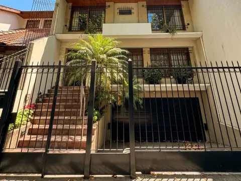 Casa 5 ambientes, con cochera doble y jardin, en venta en villa devoto
