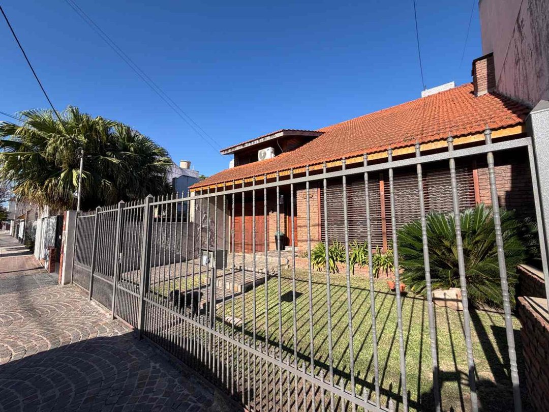 VENTA EXCLENTE CASA CON PARQ Y PISCINA RAMOS MEJIA