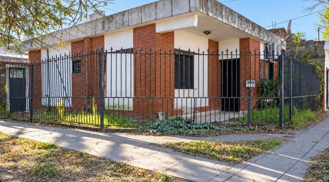 VENTA DE CASA 3 AMB. CON PARQUE EN ITUZAINGO