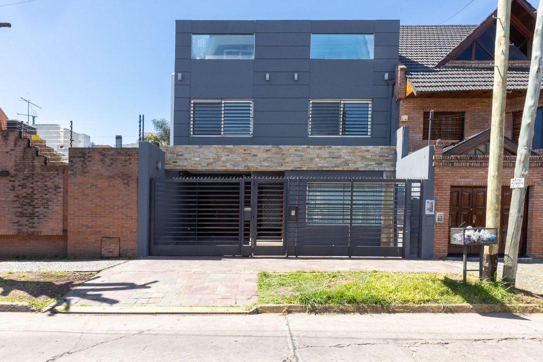 VENTA CASA 5 AMB EN RAMOS MEJIA - PERMUTA