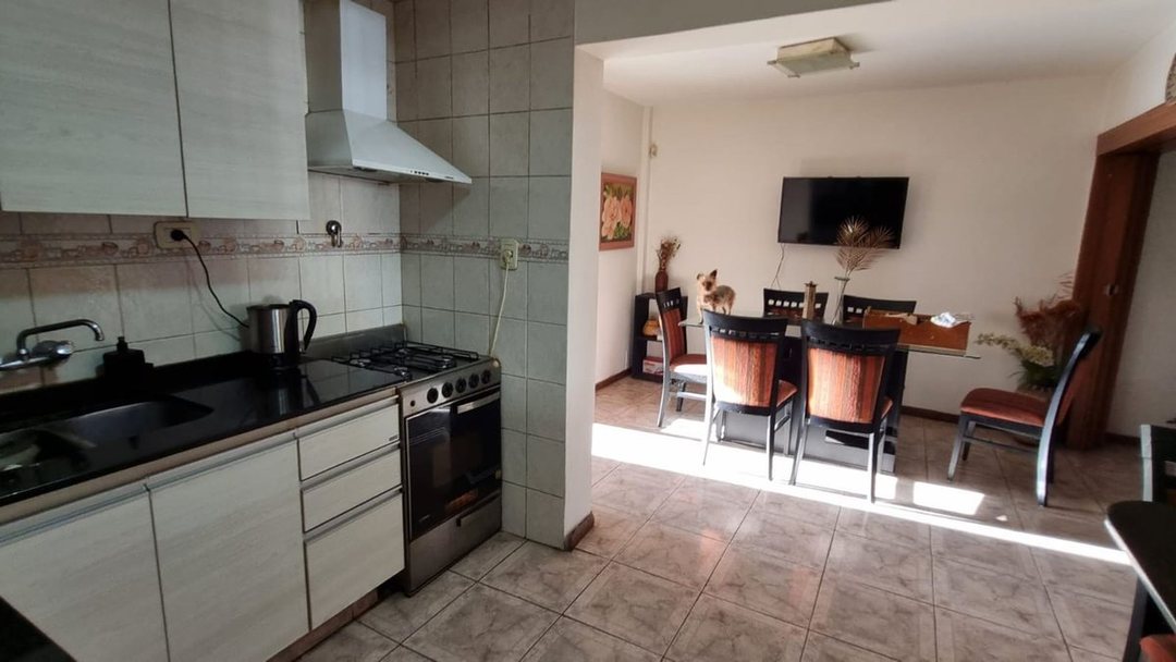 Casa con pileta. 3 habitaciones. 3 baños. Capital