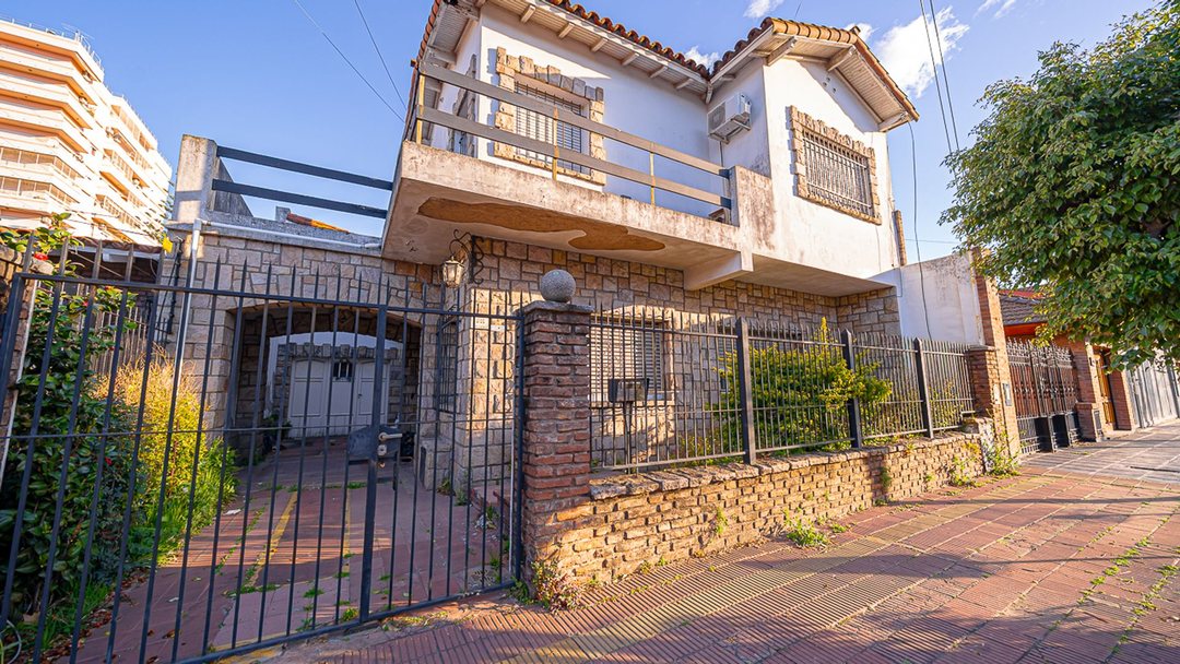 VENTA CASA TRES AMBIENTES EN HAEDO CON PARQUE