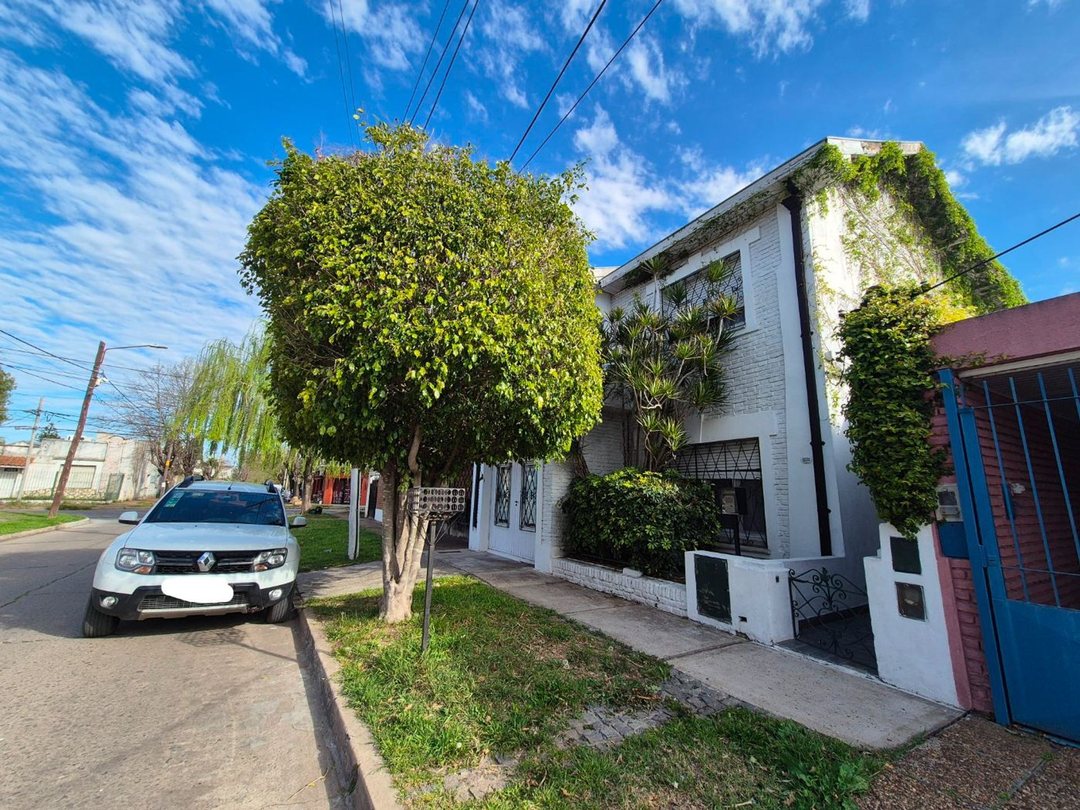 VENTA CASA 6 AMB EN EXCELENTE ESTADO. ADROGUE
