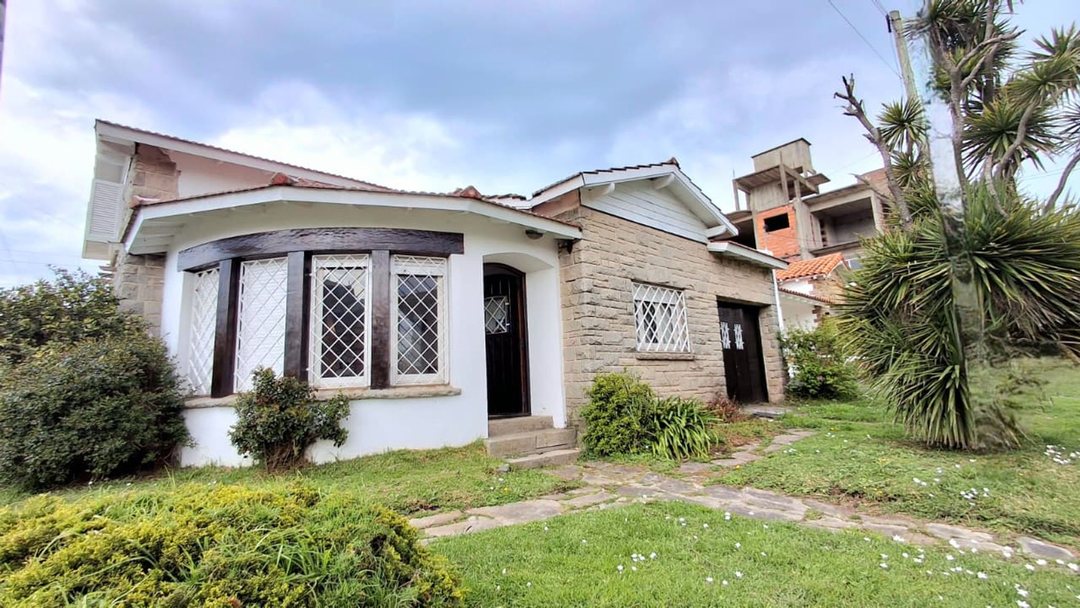 VENTA CASA 3 AMBIENTES CON GARAGE DOBLE Y PARQUE