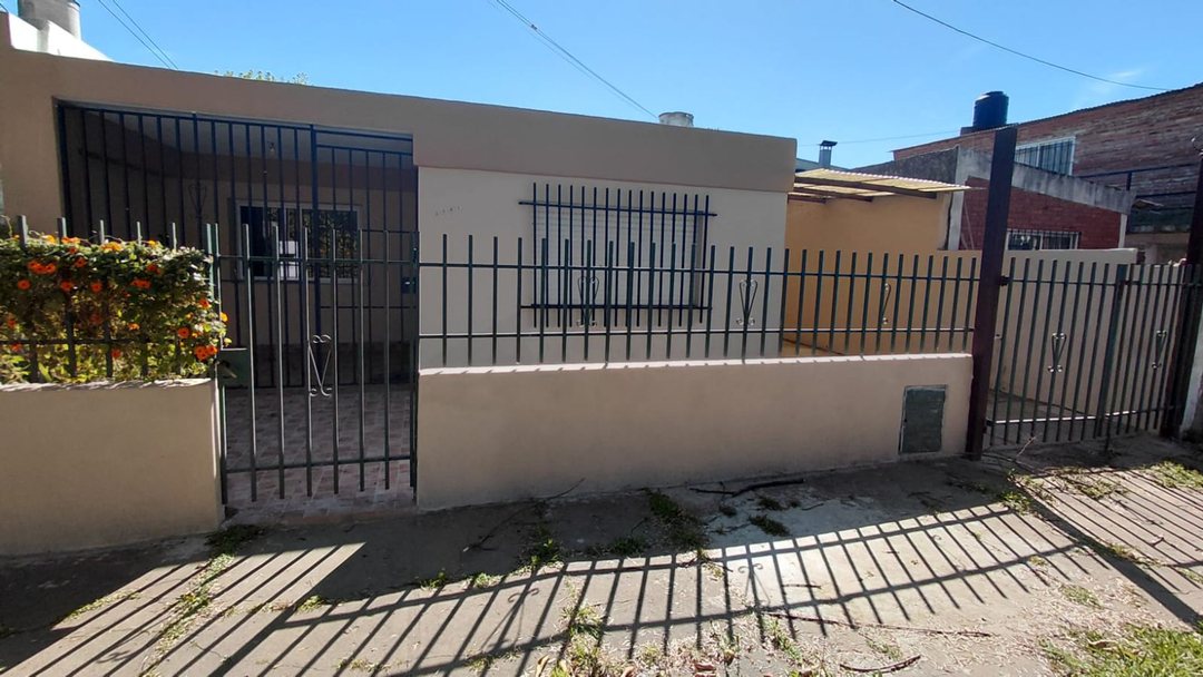 VENTA CASA DOS DORMITORIOS CON COCHERA