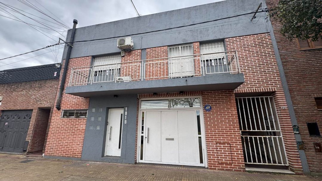 CASA EN PH EN VENTA LA PLATA 3 DORMITORIOS PATIO