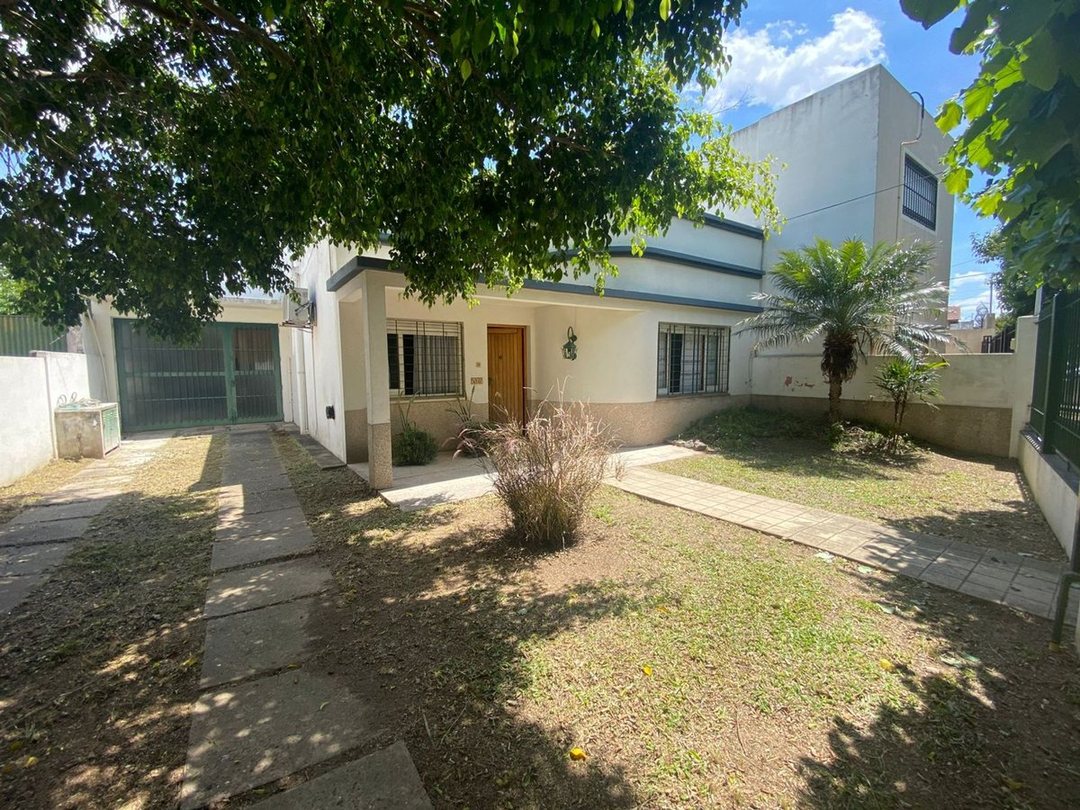 VENTA CASA 4 AMBIENTES BERAZATEGUI CON COCHERA