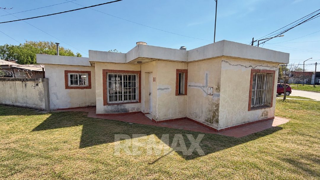 SE VENDE CASA 2 DORM+PATIO+COCHERA. VT