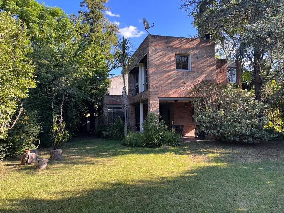 Venta de Casa 4 Ambientes en Bo Los Troncos Pilar