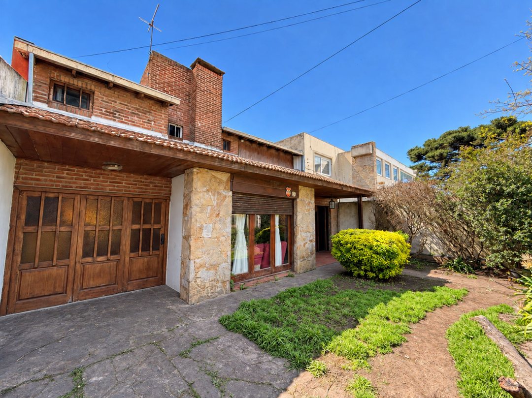 Casa 4 ambientes cochera y pileta