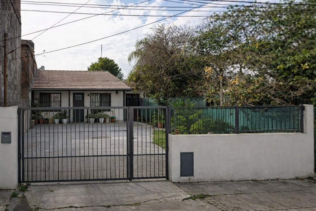Casa multifamiliar con cochera, patio y terreno