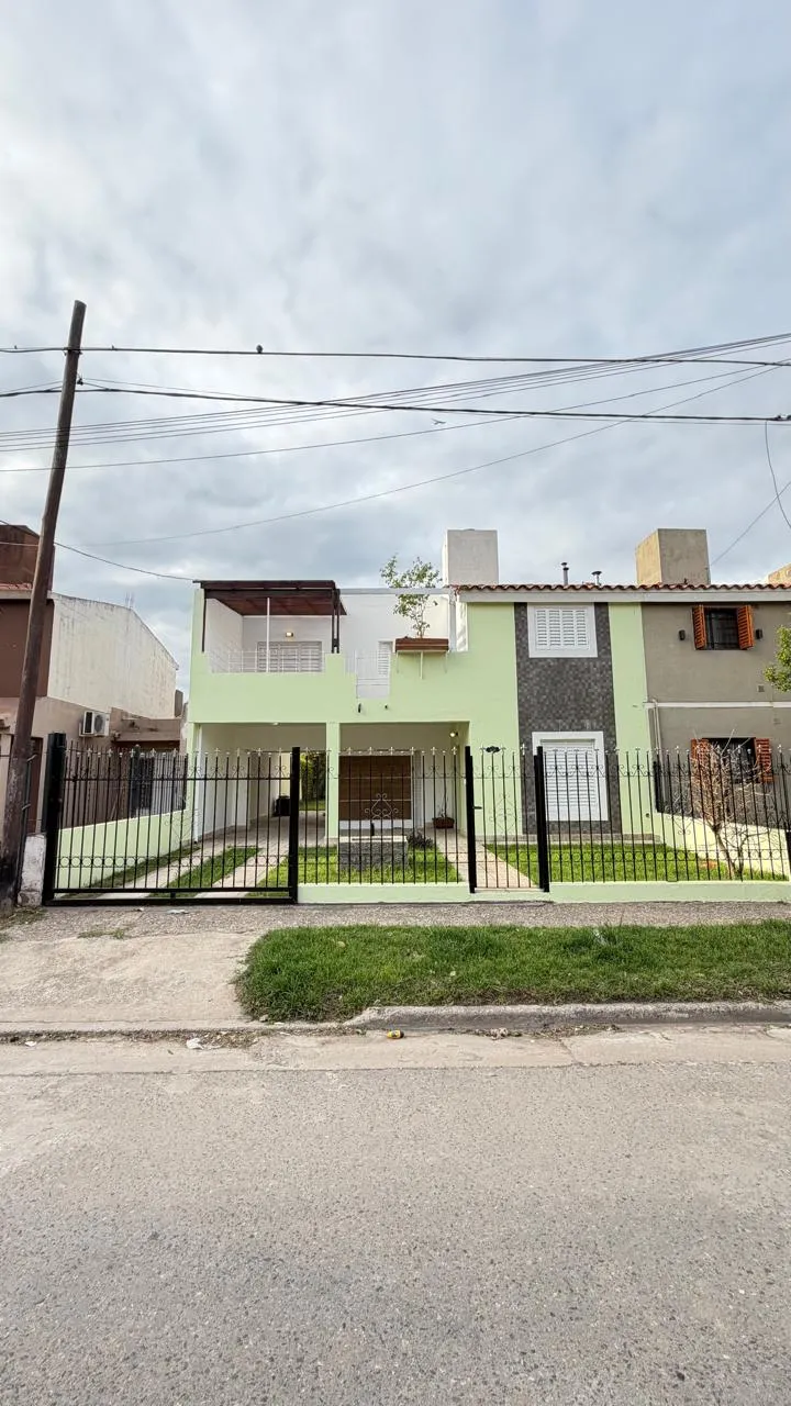 EXCELENTE CASA DE 4 DORMITORIOS EN VENTA . APTA CREDITO !