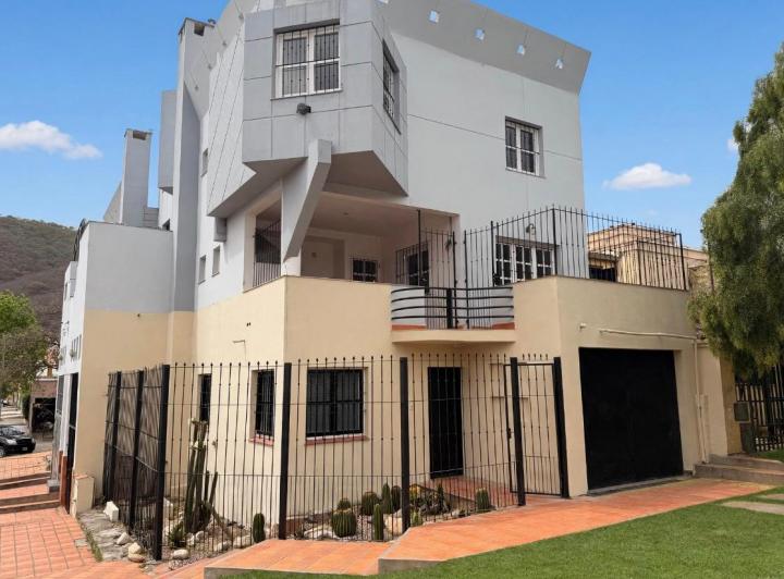 Casa · 172m² · 7 Ambientes · 1 Cochera