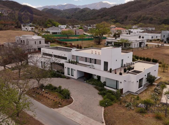 Casa · 701m² · 7 Ambientes · 4 Cocheras