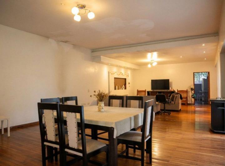 Casa · 310m² · 6 Ambientes · 3 Cocheras
