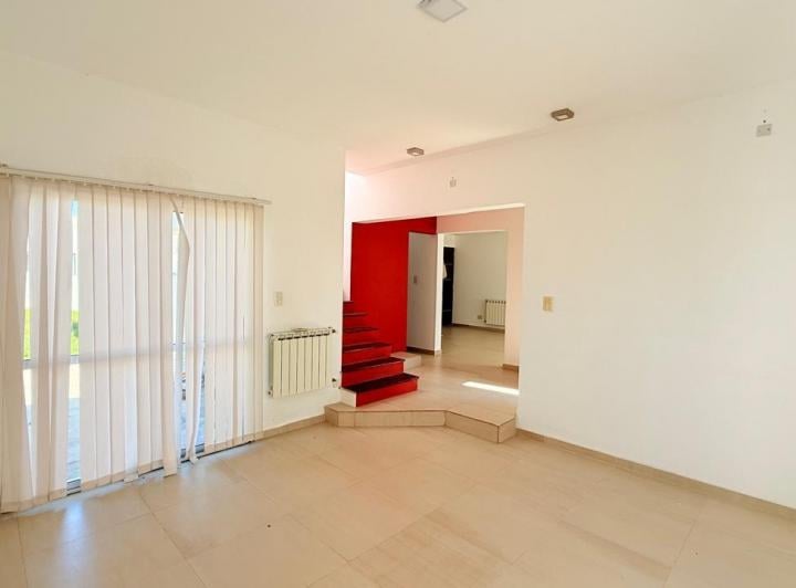 Casa · 250m² · 6 Ambientes · 2 Cocheras
