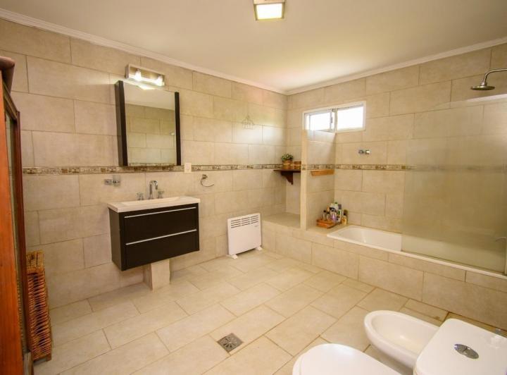 Casa · 240m² · 7 Ambientes · 2 Cocheras
