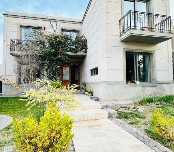 Casa · 385m² · 7 Ambientes · 2 Cocheras