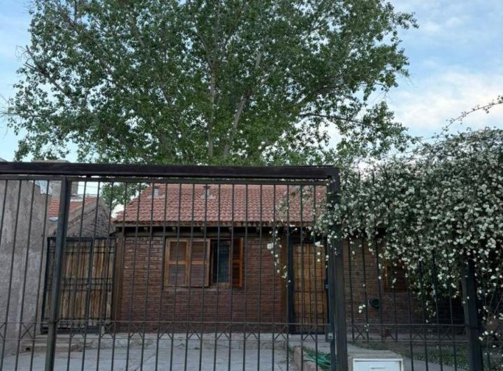 Casa · 75m² · 5 Ambientes · 2 Cocheras