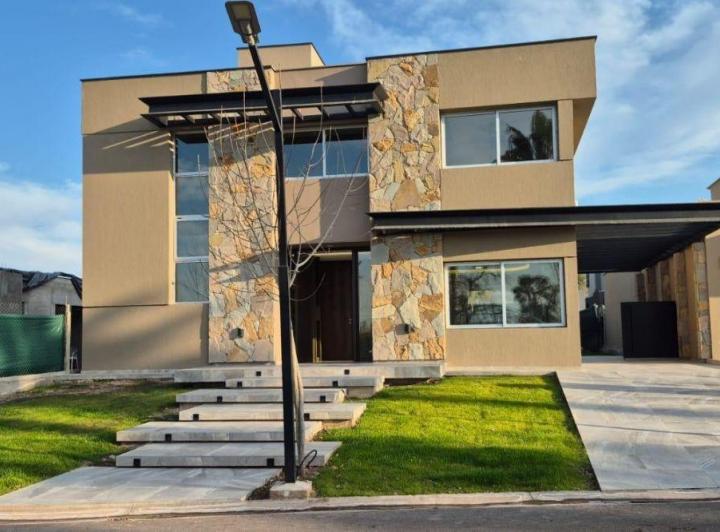 Casa · 240m² · 6 Ambientes · 2 Cocheras