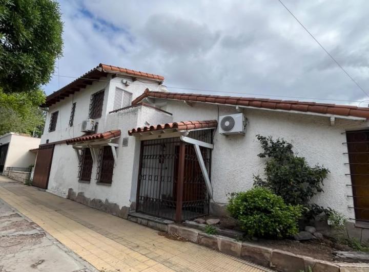 Casa · 7 Ambientes · 2 Cocheras