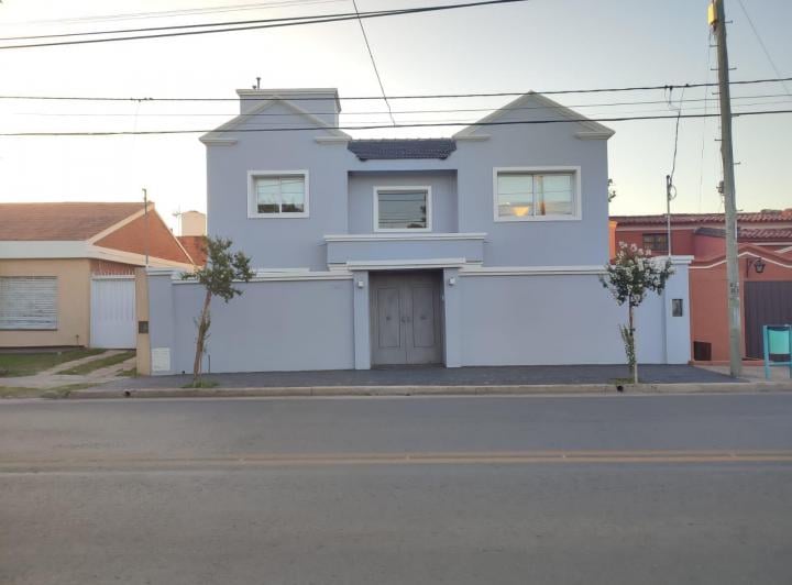 Casa · 300m² · 5 Ambientes · 2 Cocheras
