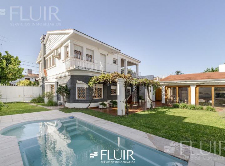Casa · 380m² · 4 Ambientes · 1 Cochera