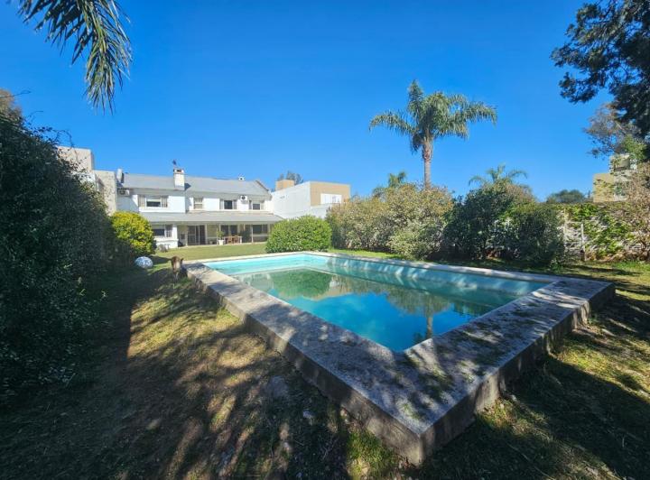 Casa · 280m² · 5 Ambientes · 6 Cocheras