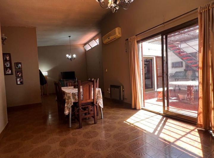 Casa · 196m² · 11 Ambientes · 2 Cocheras