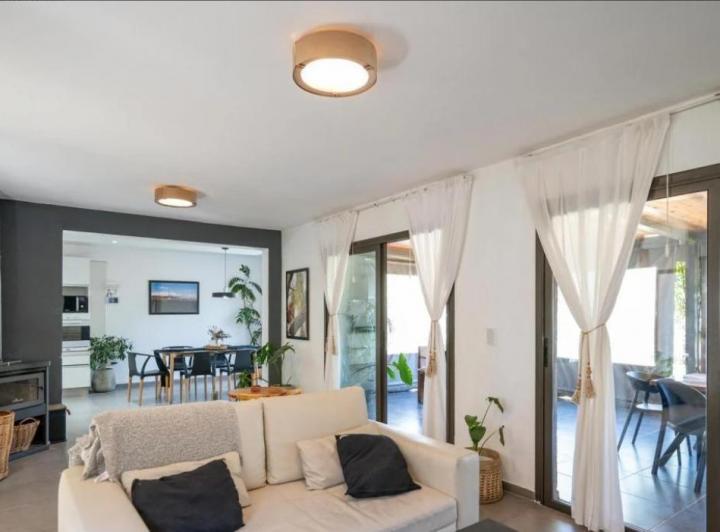 Casa · 240m² · 7 Ambientes · 4 Cocheras