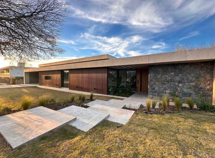 Casa · 285m² · 5 Ambientes · 2 Cocheras