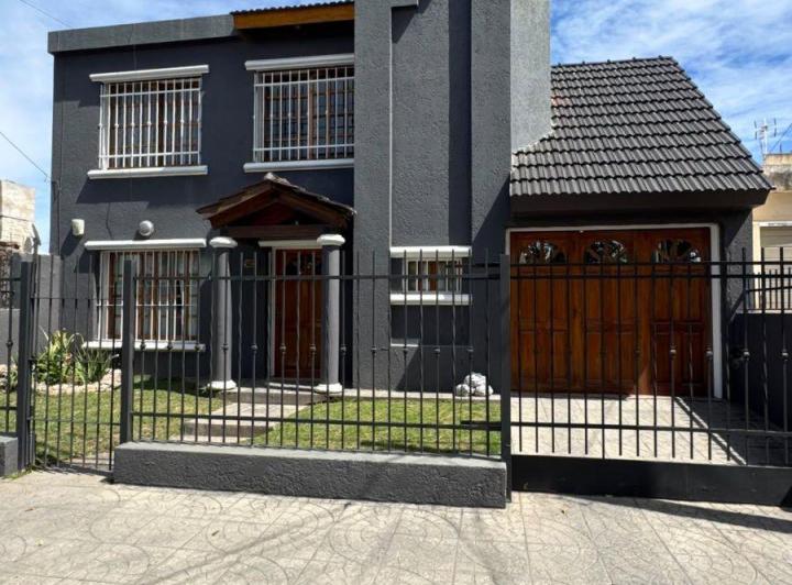Casa · 300m² · 6 Ambientes · 3 Cocheras