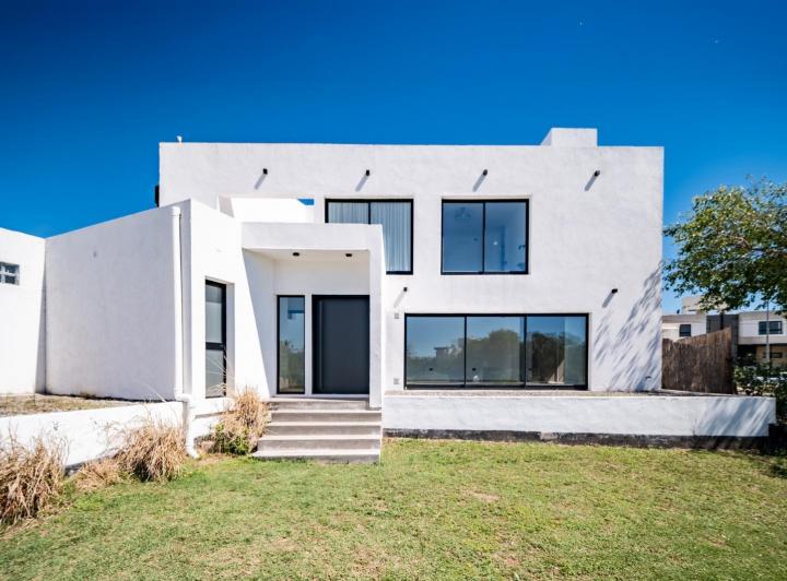 Casa · 130m² · 4 Ambientes · 1 Cochera