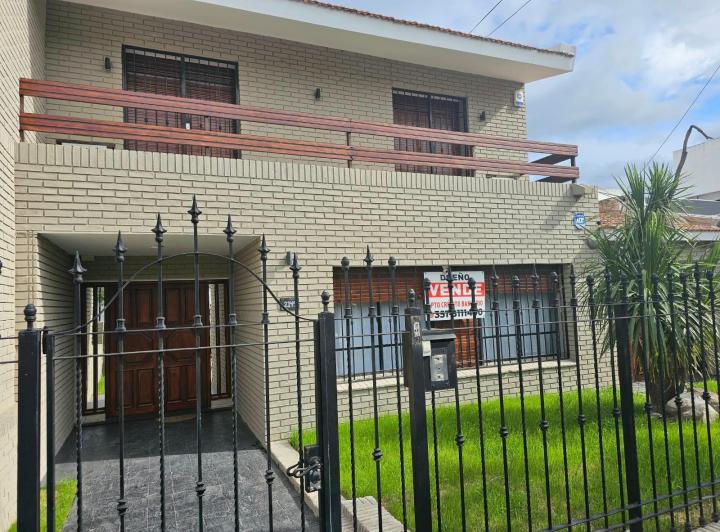 Casa · 380m² · 6 Ambientes · 2 Cocheras